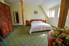 pokoje zamek dolny apartamenty (13).jpg